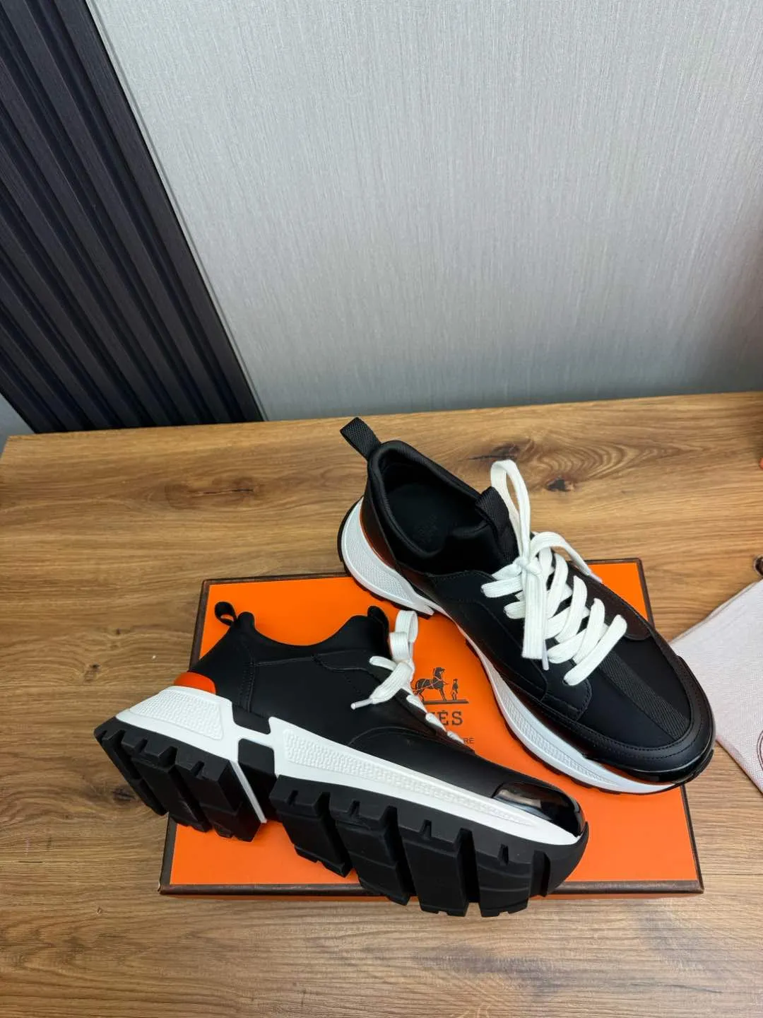 Men's men's shoes 💰780💰 HERMES/Hermès ** men's sports shoes The uppers are made of printed high-tech jersey fabric and calfskin sports shoes. The oversized sole features a geometric pattern and signature "H" detailing for an outdoor style. Black rubber sole, white rubber midsole, black and orange rubber inserts, tundra green lambskin insole, black high-tech canvas lining! Size: 39-40-41-42-43-44 (customized in 38.45)